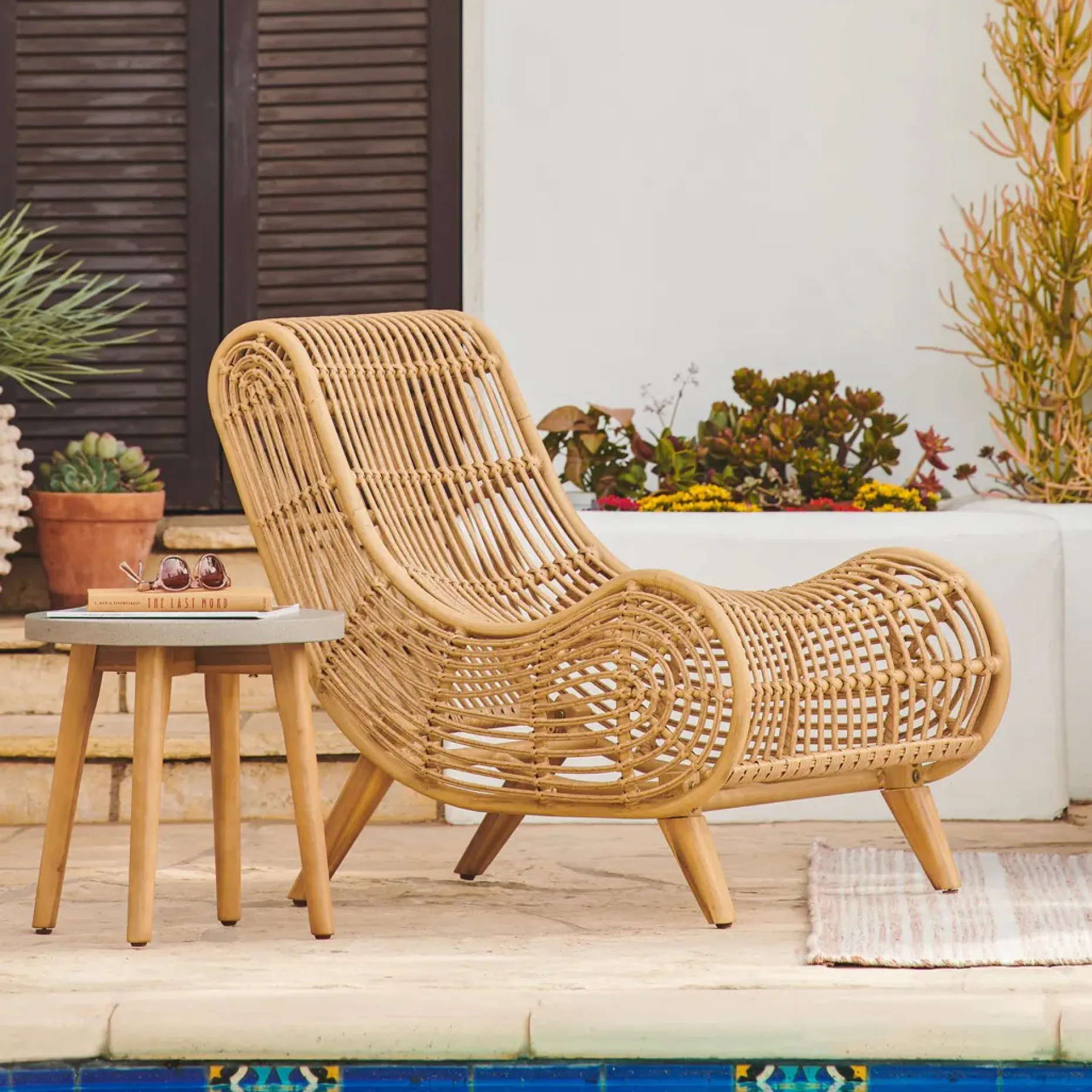 Atra Outdoor Side Table - Concrete