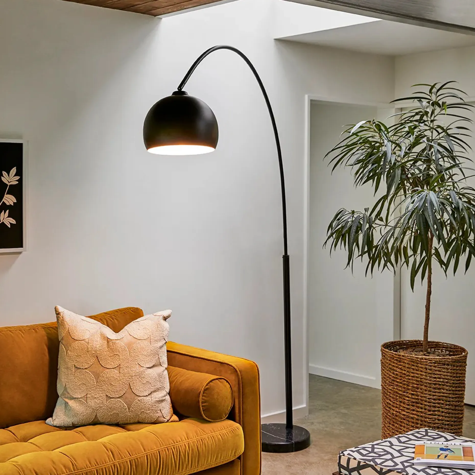 Crescent Floor Lamp - Black