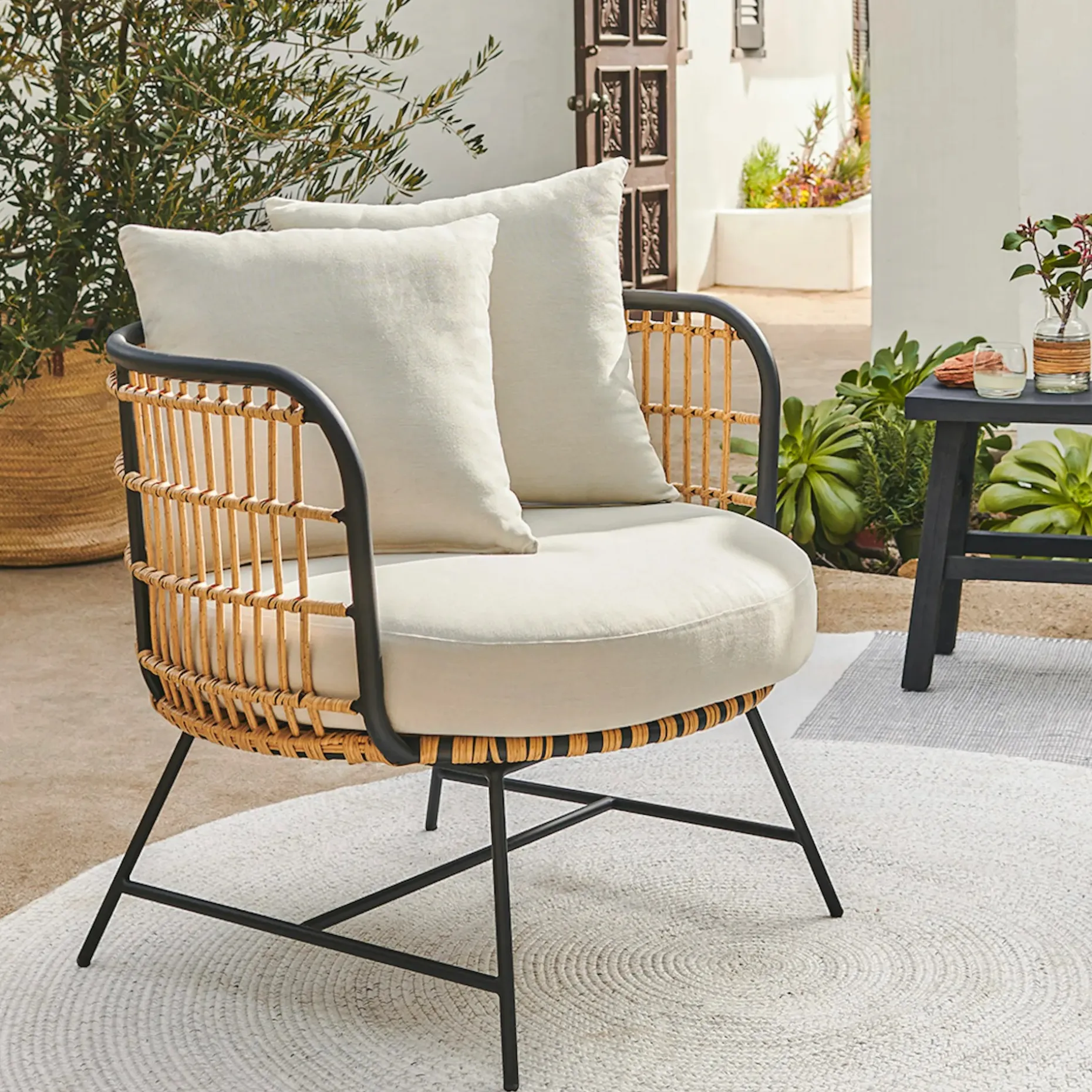 Onya 31.5" Outdoor Lounge Chair - Lily White