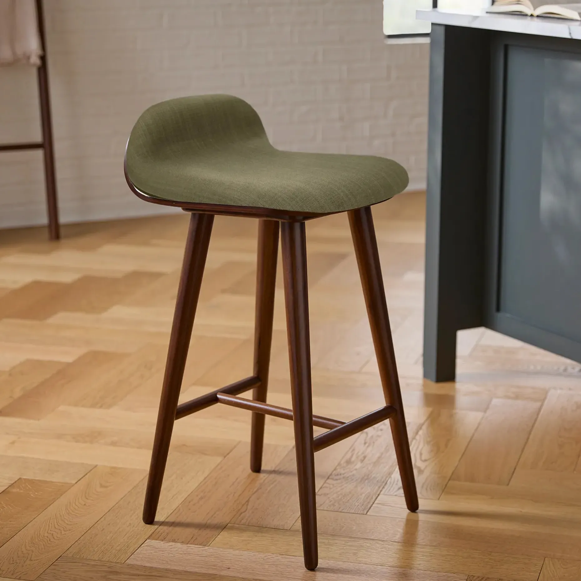 Sede Counter Stool - Walnut and Olio Green