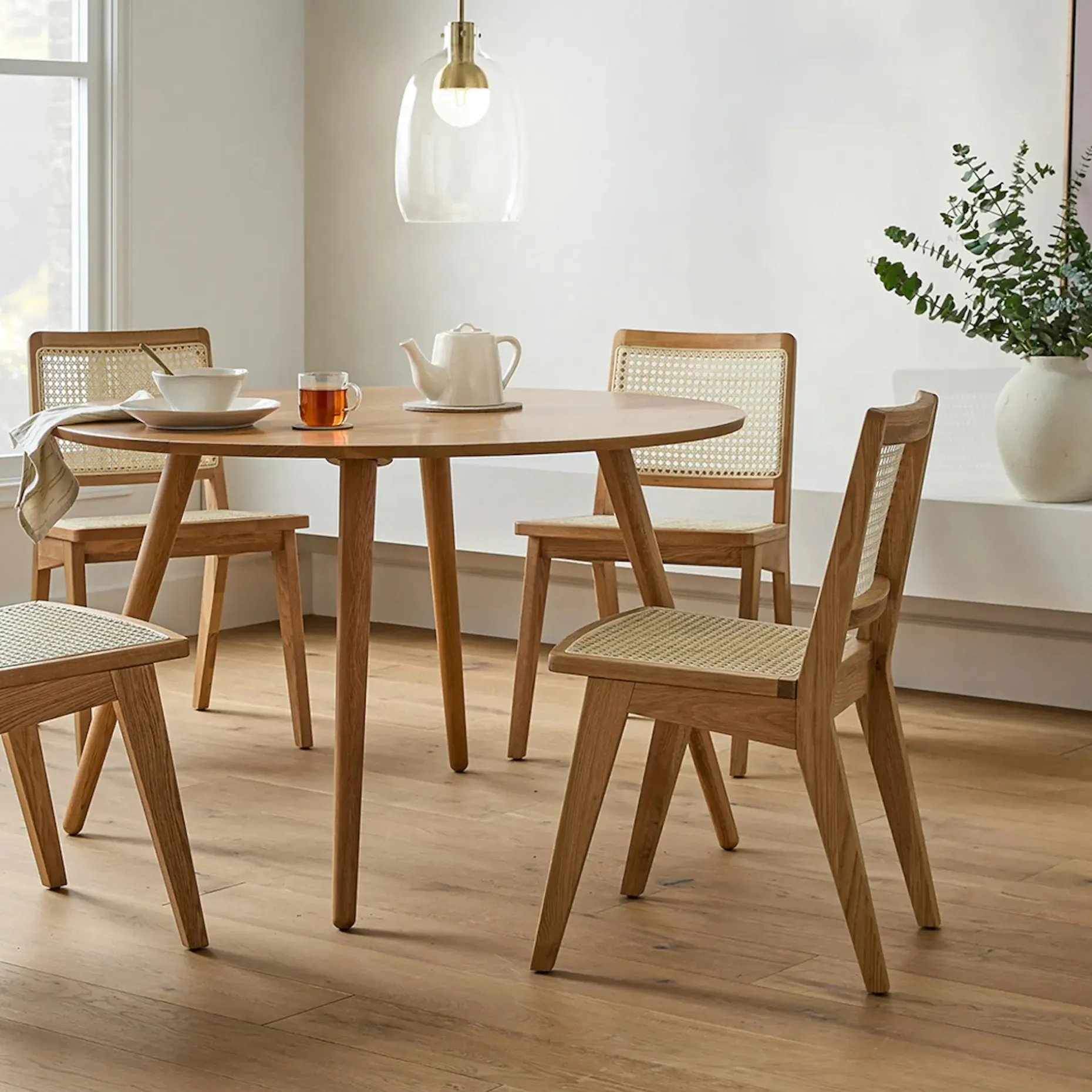 Seno 47" Round Dining Table - Oak
