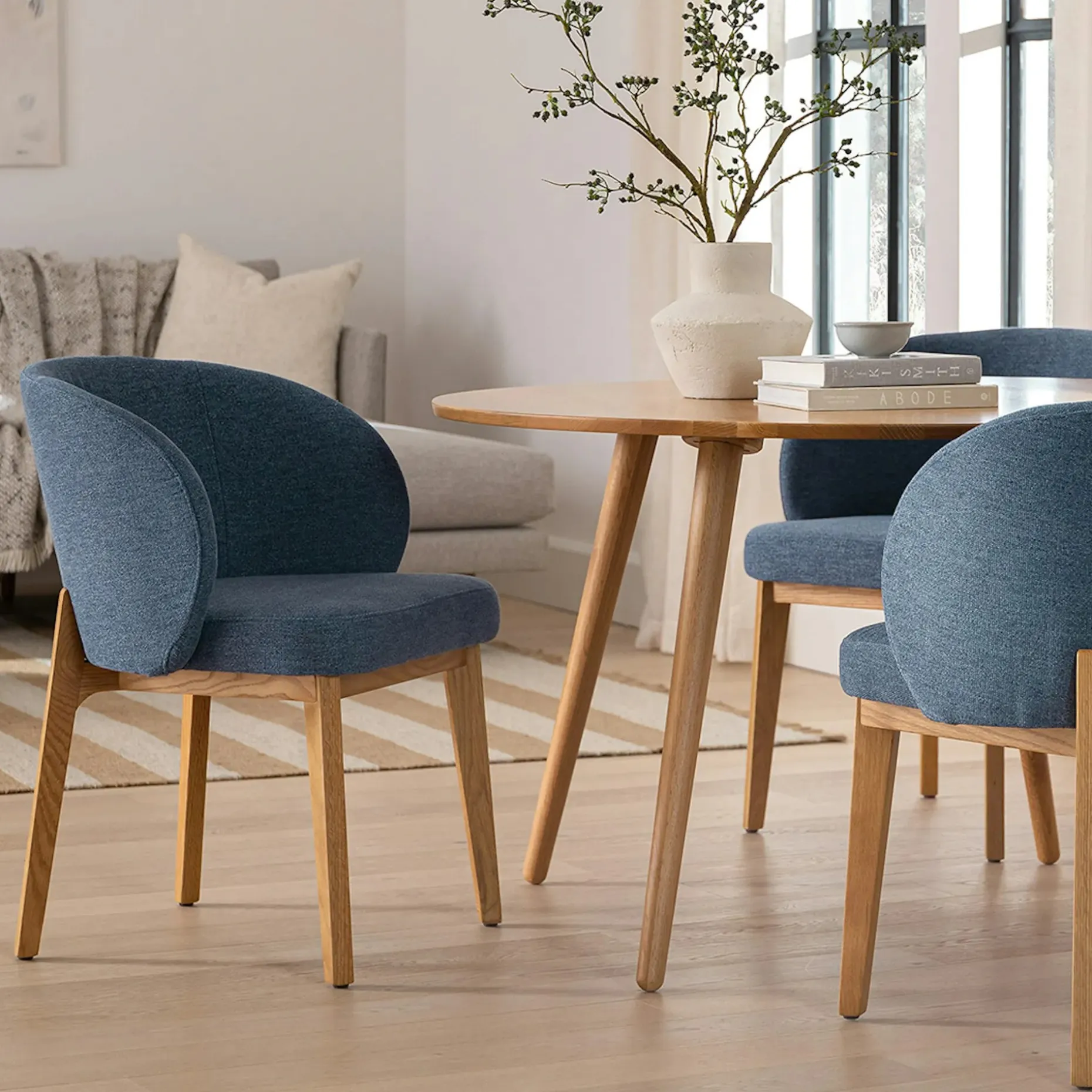 Seno 47" Round Dining Table - Oak
