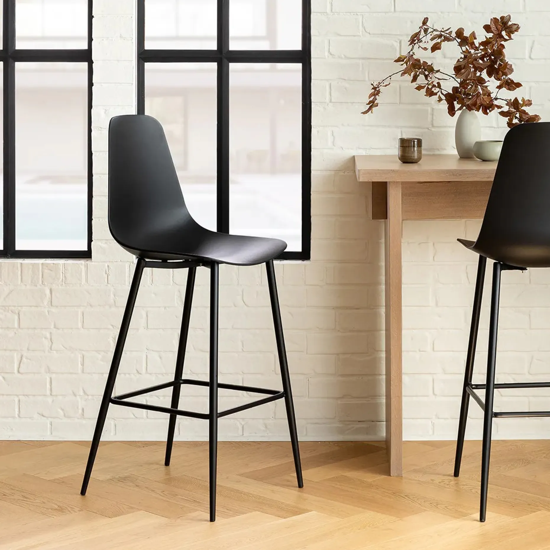 Svelti Bar Stool - Pure Black