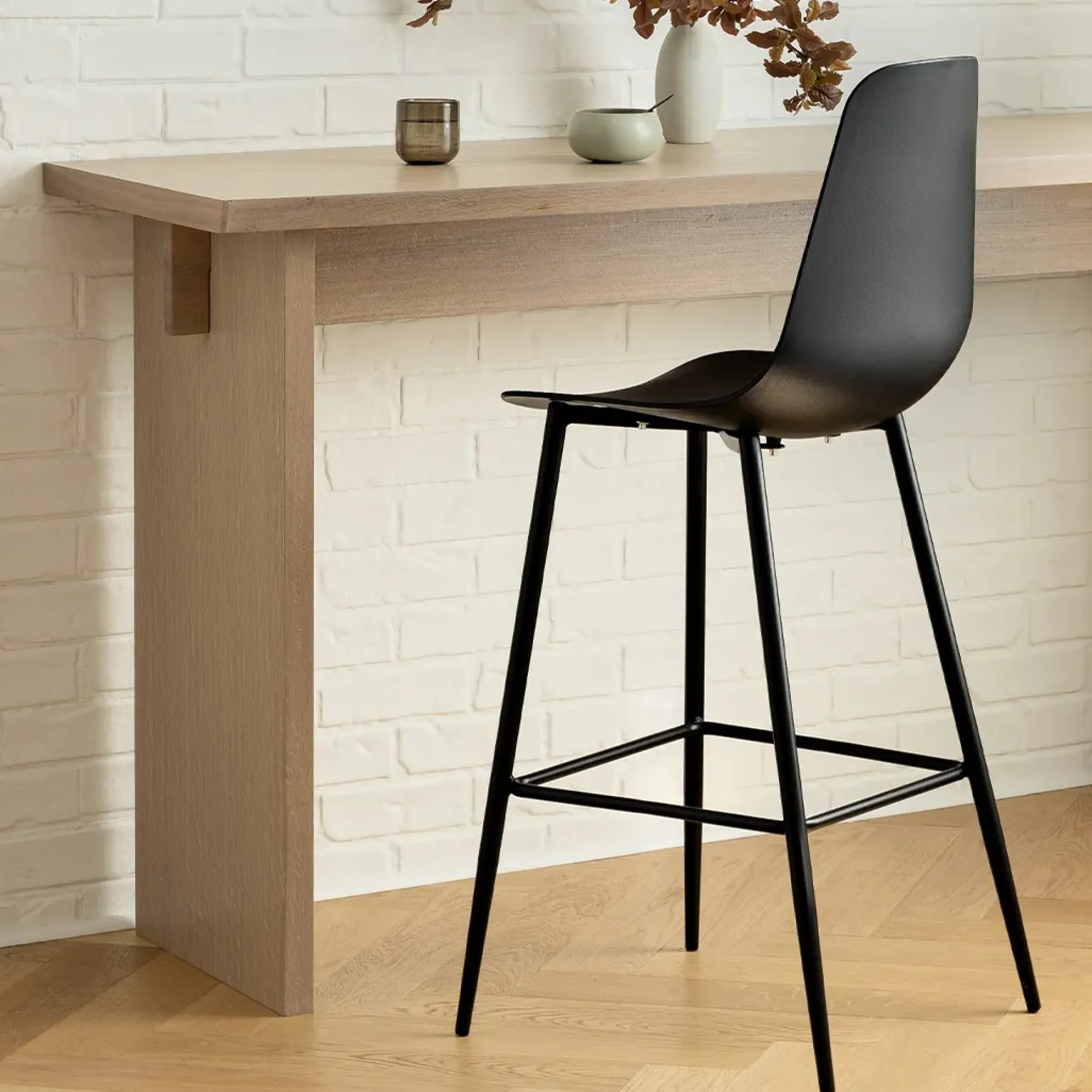 Svelti Bar Stool - Pure Black