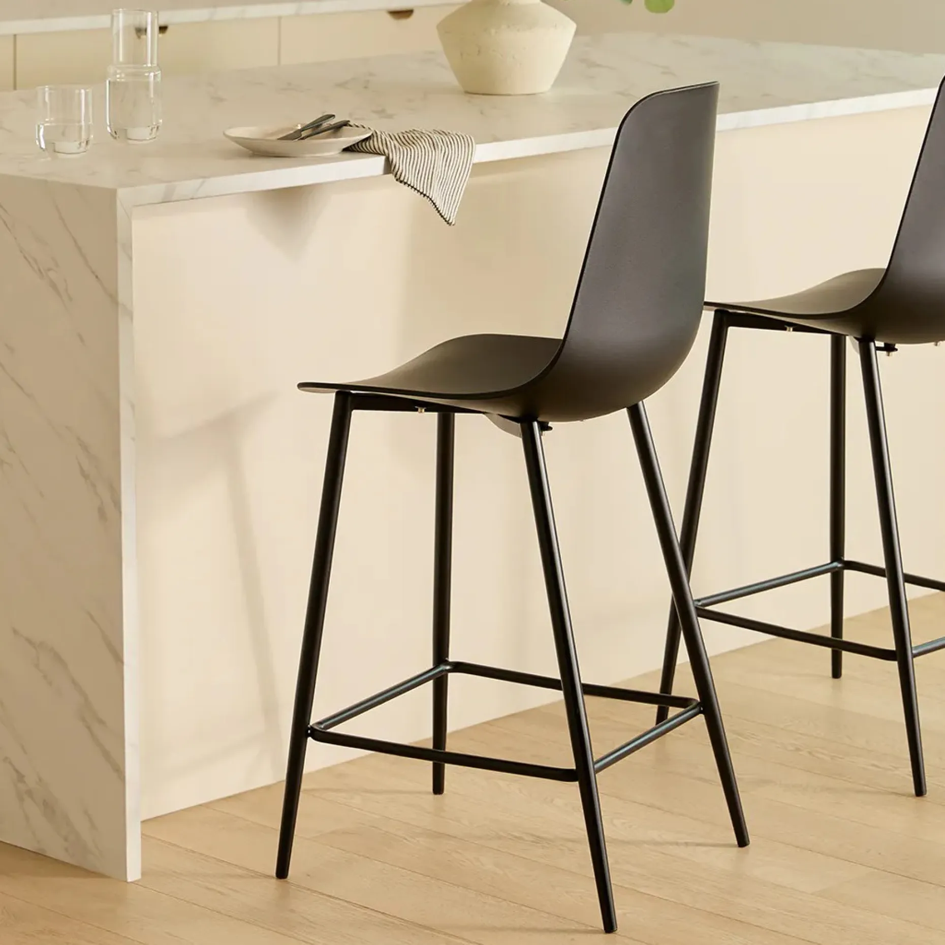Svelti Counter Stool - Pure Black